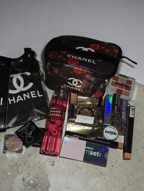 ♡♡♡ Assorted Makeup Black Cosmetic Pouch with Red Rose Print